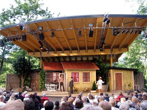 Solsting och Snésprång - Vallarnas Friluftsteater, Falkenberg<br>Lisebergsteatern, Göteborg<br>Rosers Salonger, Skara<br>Turné